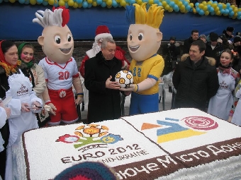 В Донецке испекли 200-килограммовый торт-логотип города Евро-2012