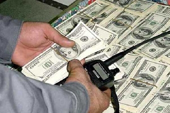 Сотрудник одного из коммерческих банков Бобруйска зарабатывал валютными махинациями