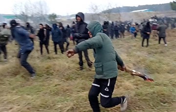 Мигранты забрасывают польских военных дымящимися «снарядами»