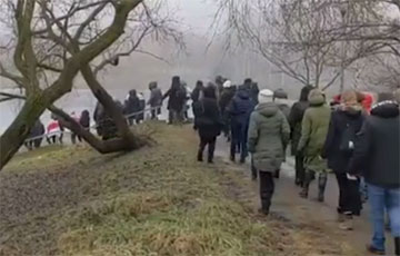 На видео попала колонна протестующих в Серебрянке