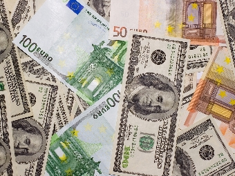 Курс национальной валюты стабилизируется по отношению к доллару, растет к евро и российскому рублю