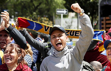 Народ Венесуэлы сражается с людьми Мадуро: сильные кадры