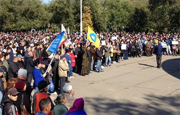 В российской Элисте прошел многотысячный митинг против назначения мэром экс-главаря «ДНР»