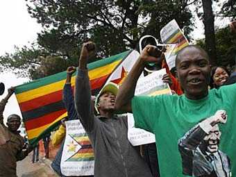 Сторонников президента Зимбабве обвинили в сотнях изнасилований