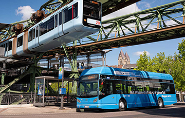 В Германии появились городские водородные автобусы, которые получают энергию от мусора