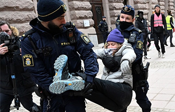 Грету Тунберг задержали во время протеста у парламента Швеции