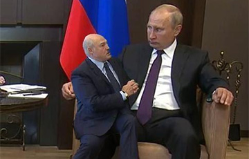 Один лишь Лукашенко сидит в будке у дома «Московия»