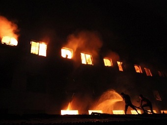 Число жертв пожара на фабрике в Бангладеш превысило 100 человек