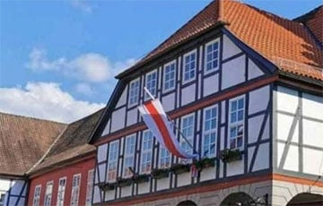 Над ратушей немецкого города установили бело-красно-белый флаг