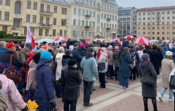 Участники Марша пенсионеров скандируют «Выпускай!» возле здания КГБ