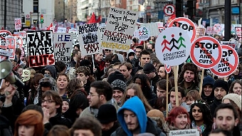 В Лондоне и Варшаве тоже протестовали (Фото)