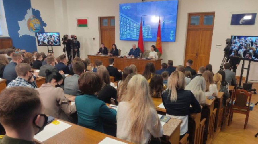Лукашенко заявил студентам, что не стыдится и не боится