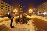 Брестчане несут цветы и свечи к памятнику Шевченко