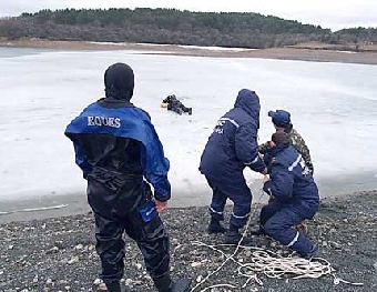 Мужчина спас собаку, но сам провалился под лед