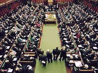 Коррупционный скандал привел к первым отставкам в британском парламенте
