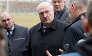 Лукашенко: если снизилось производство грузовиков, нужно скорее делать электробусы