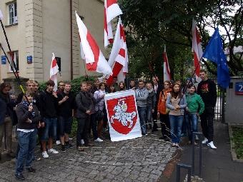 Белорусы провели шествие и митинг в Варшаве (Фото)