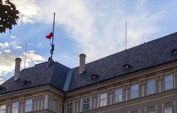 Противники президента Чехии повесили над Пражским градом красные трусы