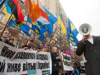 Российские правозащитники пикетировали посольство Беларуси