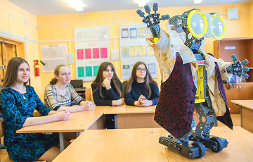 Как робот-полиглот учит белорусских школьников английскому