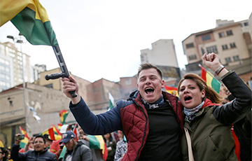 Фоторепортаж: Боливийцы празднуют отставку диктатора