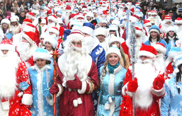 Сегодня в Минске пройдет шествие Дедов Морозов и Снегурочек