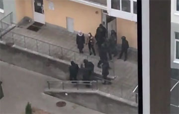 В Барановичах каратели ворвались в аптеку, где задерживали людей
