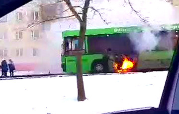 В Витебске во время движения загорелся городской автобус МАЗ
