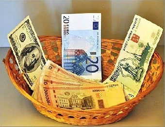 Белорусский рубль заметно ослаб к валютной корзине