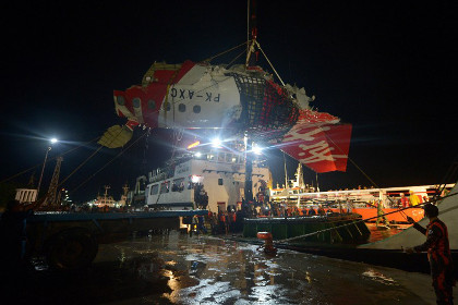 Водолазы подняли самописец разбившегося в Яванском море лайнера