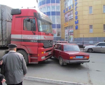 Неадекватный водитель во дворе дома в Минске наехал на девушку и протащил ее машиной