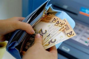 Средняя зарплата белорусов снижается второй месяц подряд