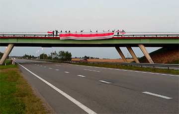 Жители Дзержинска растянули на мосту огромный бело-красно-белый флаг