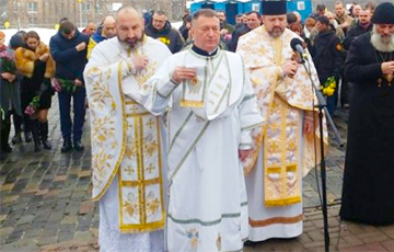 В центре Киева прошел молебен в честь героев Небесной сотни