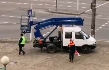В Минске коммунальщик повесил на дерево бело-красно-белый флаг