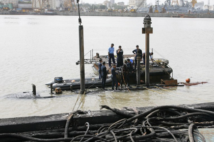 Два индийских моряка пропали после задымления на подлодке