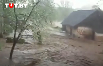 Видеофакт: В Гродненской области мощным ливнем смыло дорогу