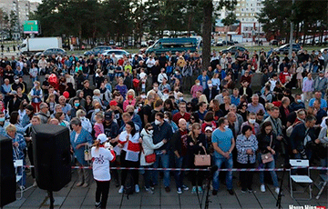 Люди собрались в Борисове на пикет Светланы Тихановской