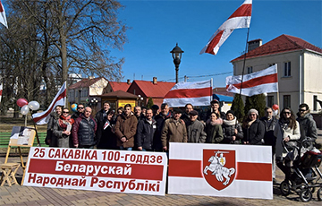 В центре Кобрина прошел митинг в честь 100-летия БНР
