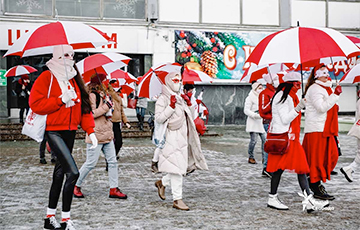 Минчанки с бело-красно-белыми зонтиками вышли на протест