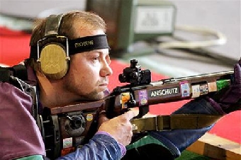 Сергей Мартынов выиграл этап Кубка мира в Лондоне в стрельбе из малокалиберной винтовки из положения лежа с дистанции 50 м