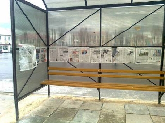 На остановке в Молодечно расклеили независимые газеты (Фото)