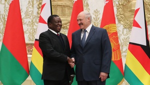 Беларусь ищет стратегического партнера в Африке: в Минск приехал глава Зимбабве