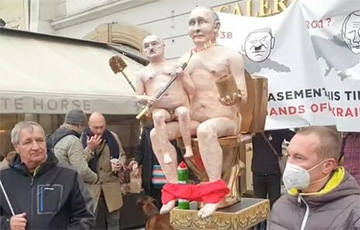 В Праге голую куклу Лукашенко усадили на «золотой» унитаз у посольства Беларуси
