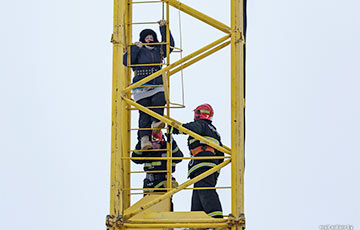 Фирма «ТАПАС» не считает, что должна протестовавшей на башенном кране минчанке