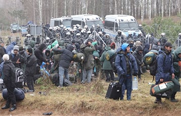Атака под Беловежей: мигранты пошли на штурм польской границы под свет лазеров белорусских спецслужб
