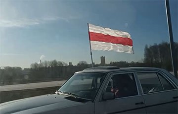 По Минску ездит белый «Мерседес» с огромным национальным флагом
