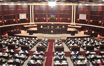 Парламент Азербайджана решил самораспуститься