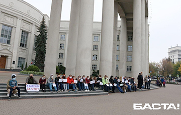 Академия Наук вышла на «сидячий» протест в Минске