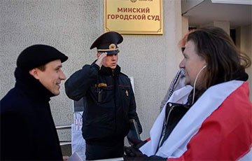Фотофакт: Милиционер отдает честь героям протестов Павлу Северинцу и Максиму Винярскому